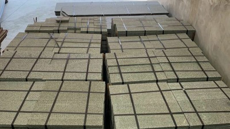 在石材批发定制加工过程中，人工费是成本的重要组成部分。它主要由以下几个部分构成：